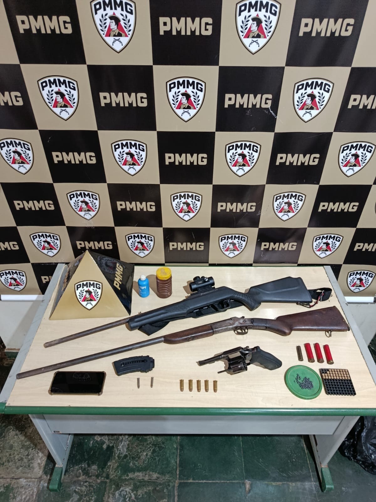 Operação de combate ao tráfico e outros crimes prende 5 e apreende drogas, armas e munições em Três Marias