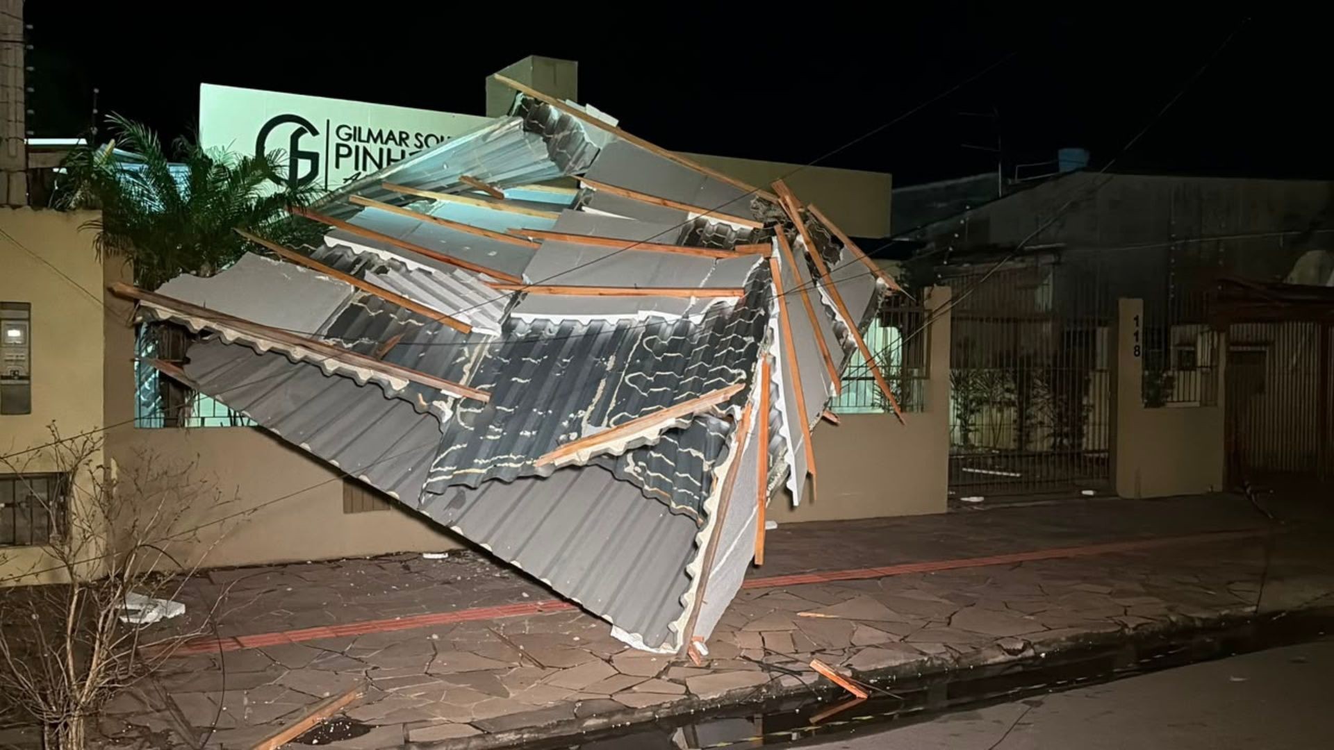 VÍDEO: Vento arranca telhado de prédio durante temporal no RS