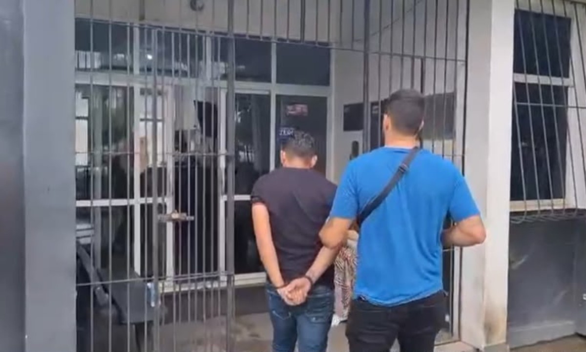 Pai suspeito de tentar matar homem com punhal por cobrança de dívida de R$ 500 é preso na Bahia; filho está foragido