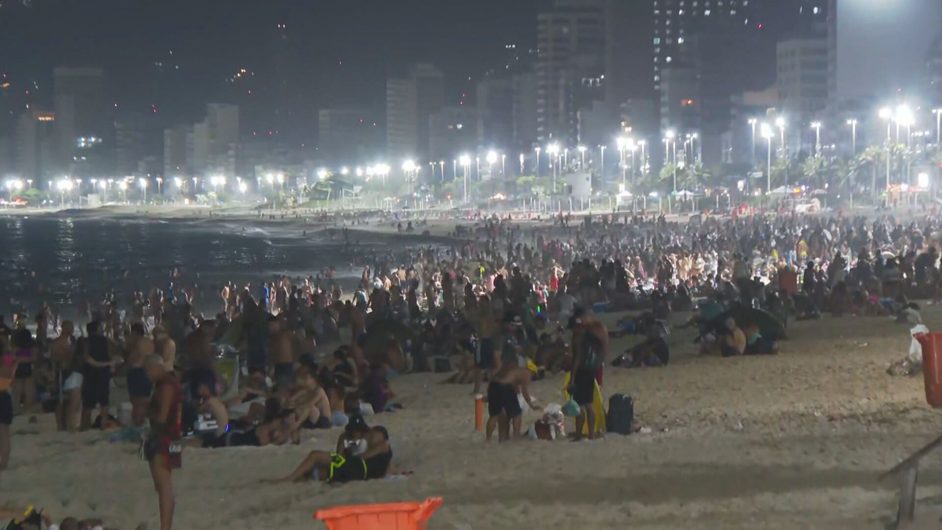 Calor extremo mantém praias lotadas dia e noite no Rio; veja previsão para últimos dias do ano