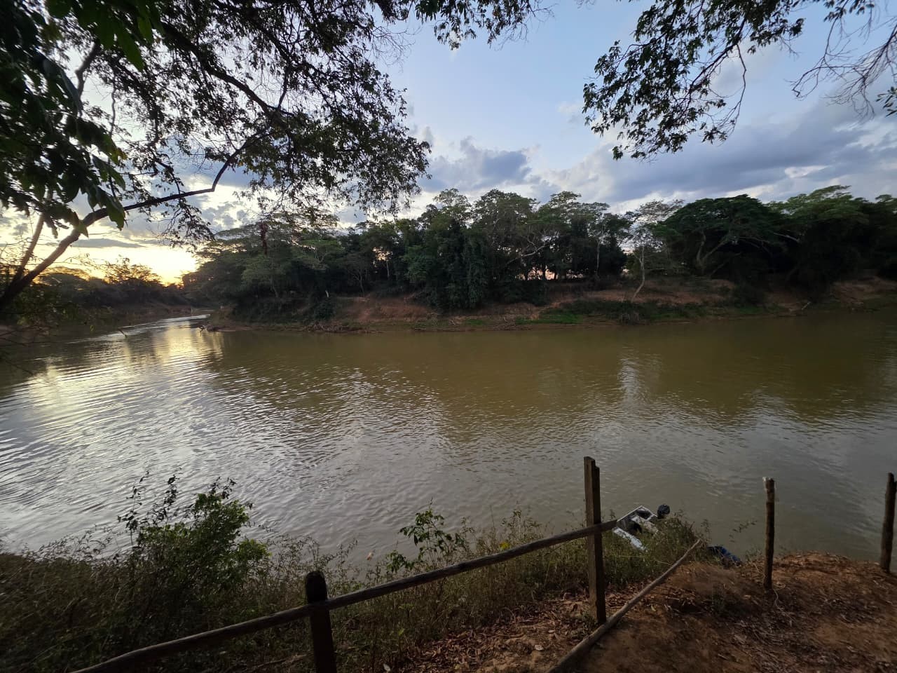 Jovem desaparece no Rio São Francisco enquanto nadava com o irmão; Bombeiros fazem buscas