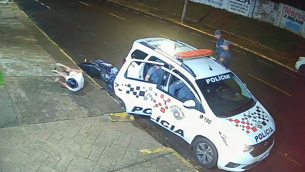 Motociclista embriagado bate contra a traseira de viatura policial em Araçatuba (SP) — Foto: Reprodução/Câmera de segurança