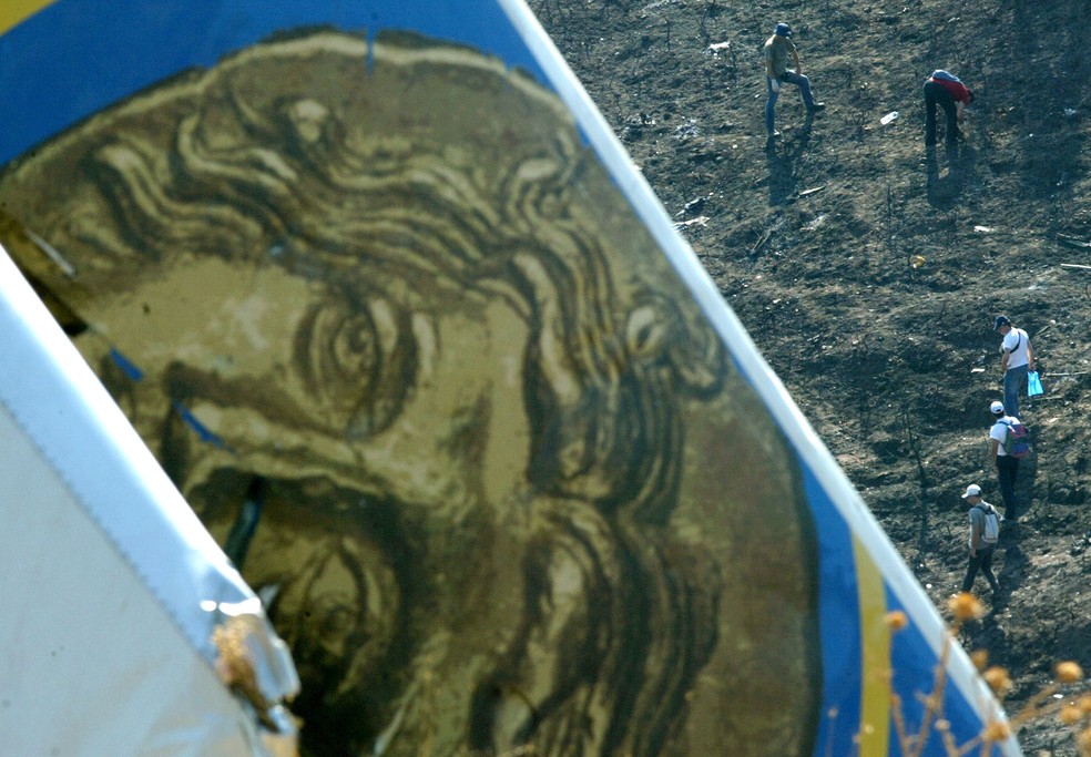 Polícia faz buscas em meio a destroços do voo Helios 522, que caiu na Grécia em 2005 — Foto: Petros Giannakouris/AP