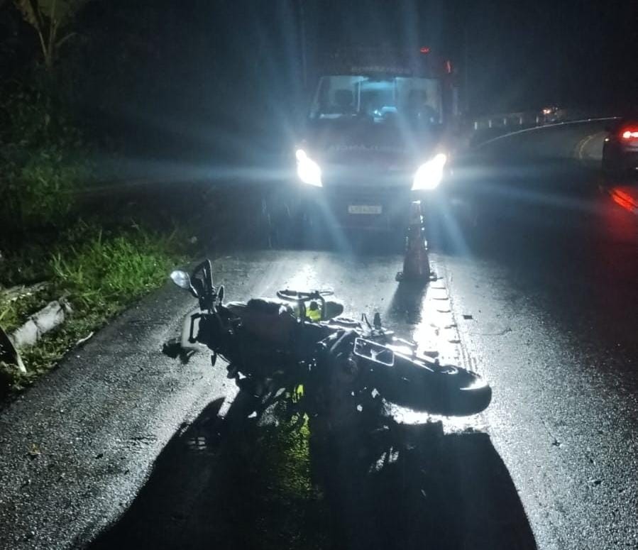 Homem morre em queda de moto na BR-101, em Paraty