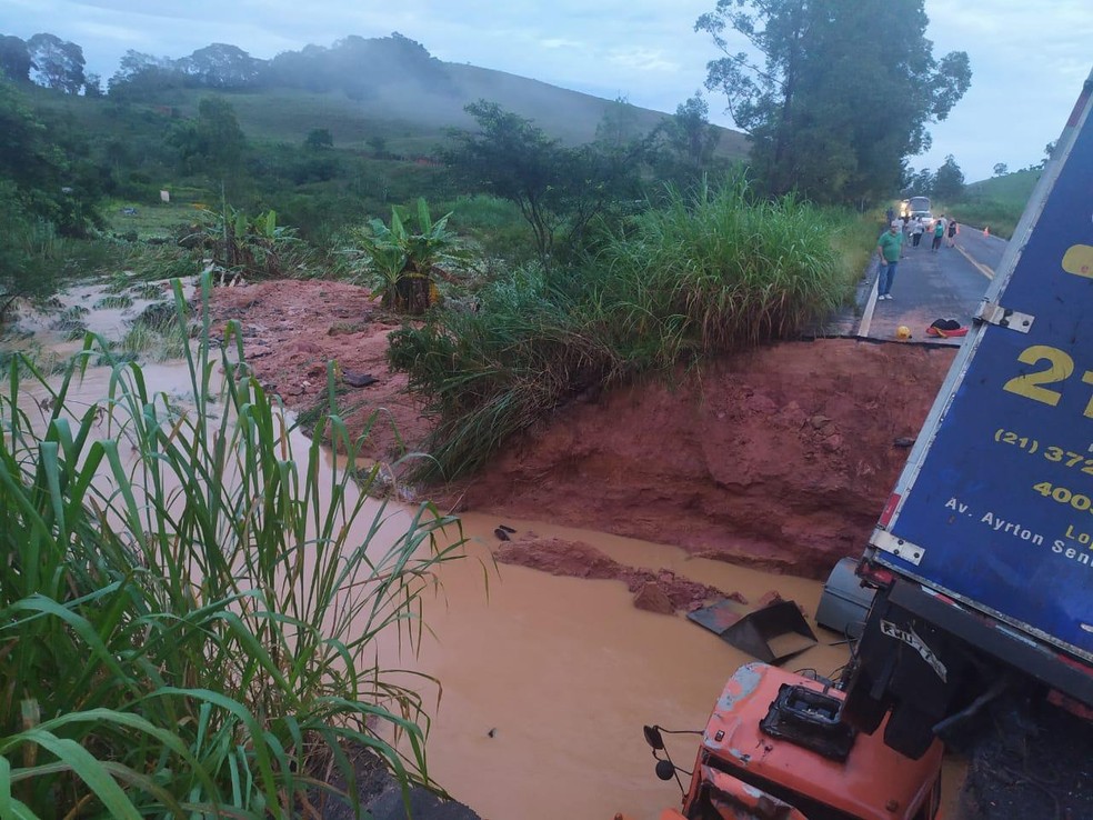 APÓS DIVULGAÇÃO NO OTABULEIRO, CRATERA DA AVENIDA UBAITABA ESTÁ SENDO  RECAPEADA - O Tabuleiro