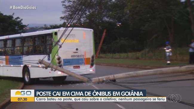 Poste cai em cima de nibus em Goinia