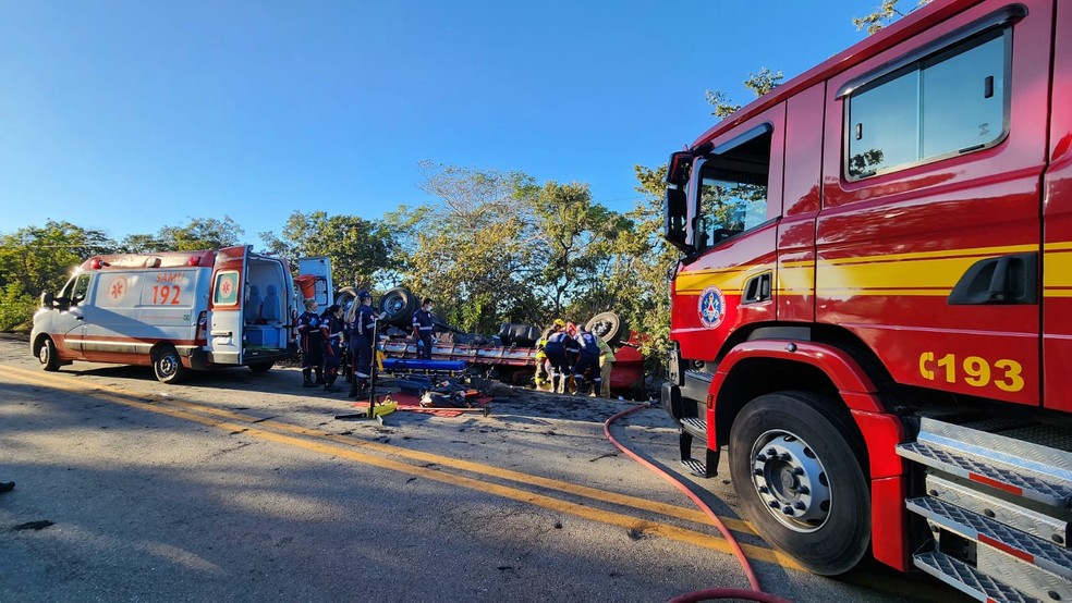 Caminhão tombou às margens da rodovia  — Foto: Corpo de Bombeiros/Divulgação
