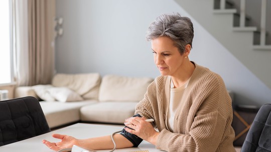 Estrogênio protege o coração da mulher; perda na menopausa aumenta risco de hipertensão - Nova diretriz de hipertensão reforça cuidados específicos para mulheres; doença cardiovascular é a principal causa de morte feminina no Brasil.