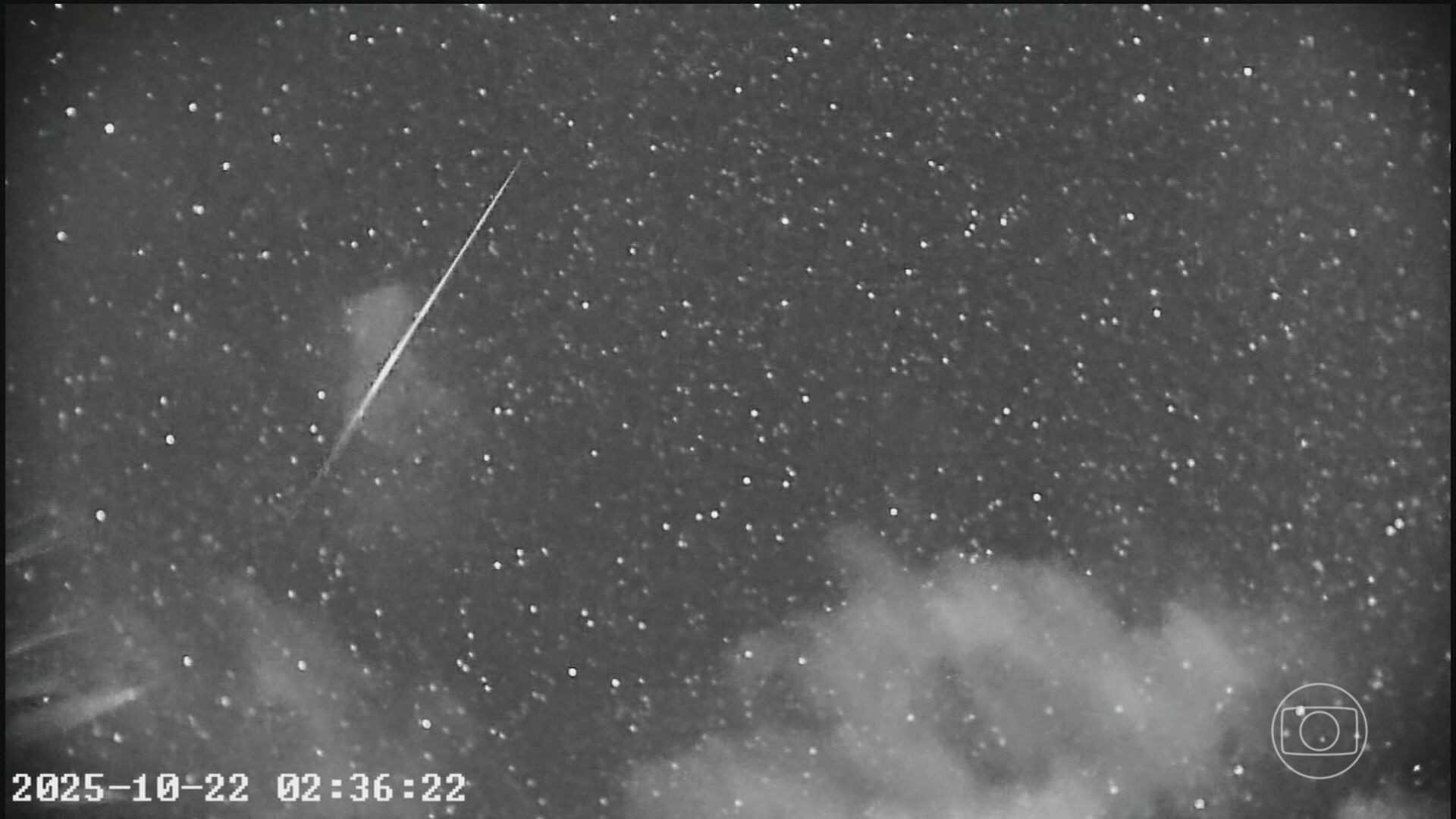 Brasileiros se encantam com chuva de meteoros provocada por fragmentos do cometa Halley