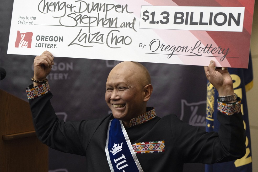 Cheng Saephan, um imigrante de Laos de 46 anos, ganhou R$ 6,6 bilhões na loteria de Oregon, nos Estados Unidos. Ele retirou o prêmio em 29 de abril de 2024. — Foto: AP Photo/Jenny Kane