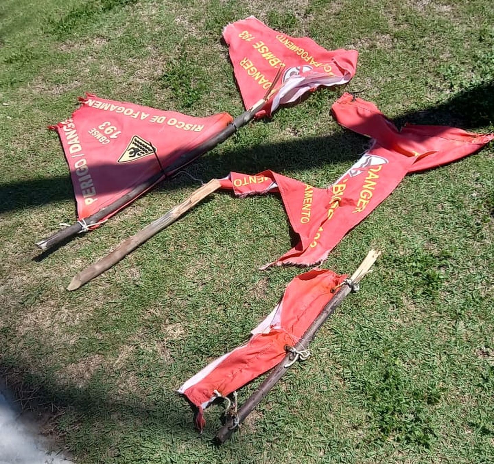 Bandeiras que sinalizam perigo de afogamento são vandalizadas em praia de Aracaju