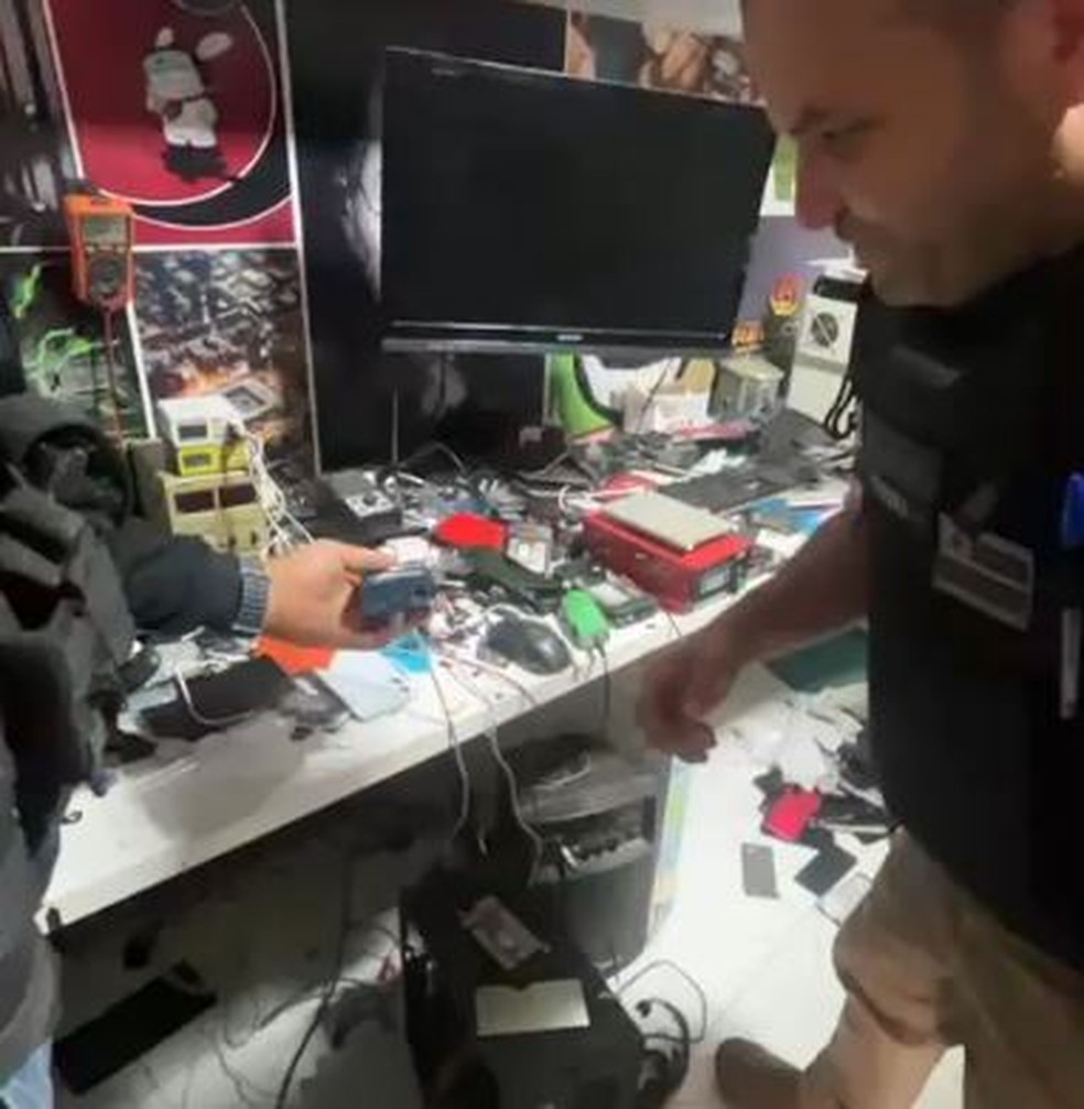 Aparelho usado para desbloquear celular — Foto: Reprodução/TV Globo