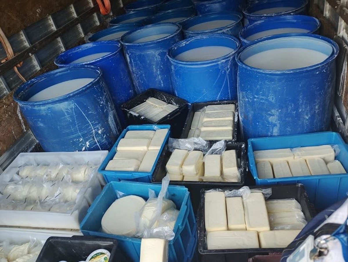Mais de 3 toneladas de alimentos impróprios para consumo são apreendidas em caminhão na BR-101, em Campos