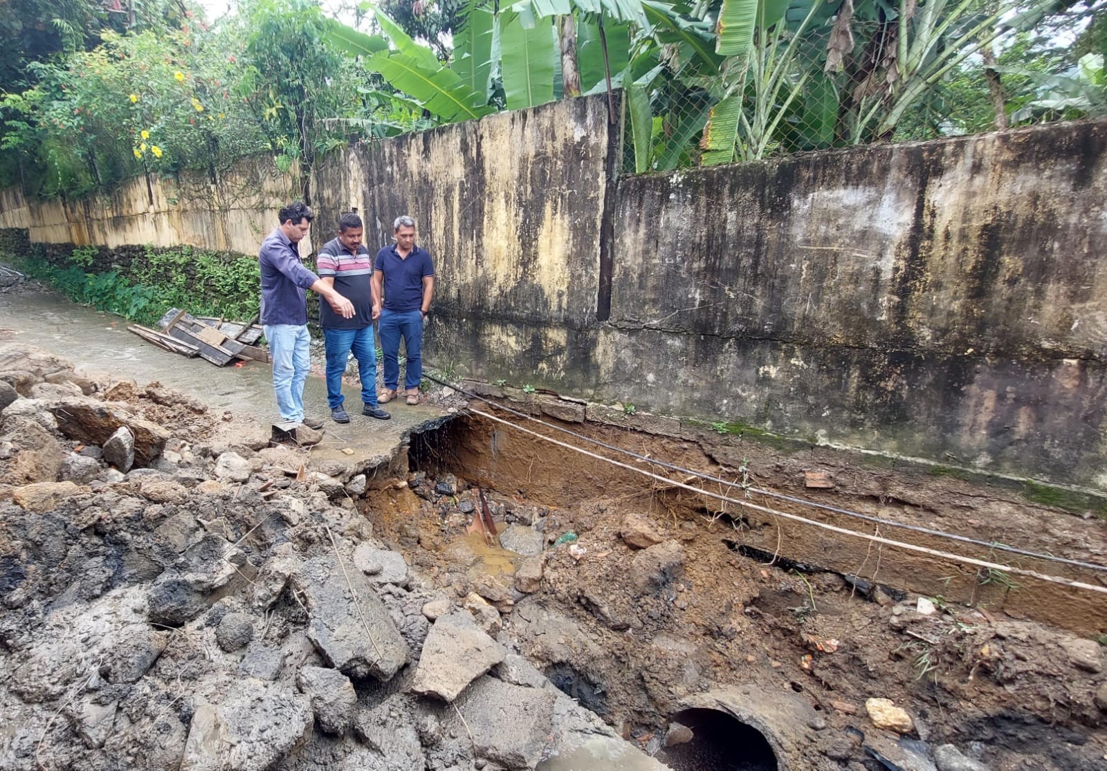 Chuva provoca cratera e interdita rua em Maresias, em São Sebastião