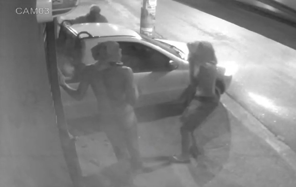VÍDEO: loja de celulares é arrombada e assaltada em Salvador; suspeitos usaram carro para derrubar portão