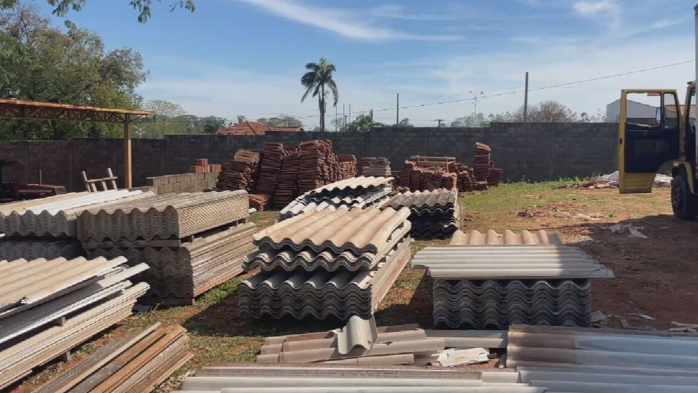 Doação de lonas e telhas está sendo imprescindível após chuva que atingiu Palmeira d'Oeste (SP) — Foto: Reprodução/TV TEM
