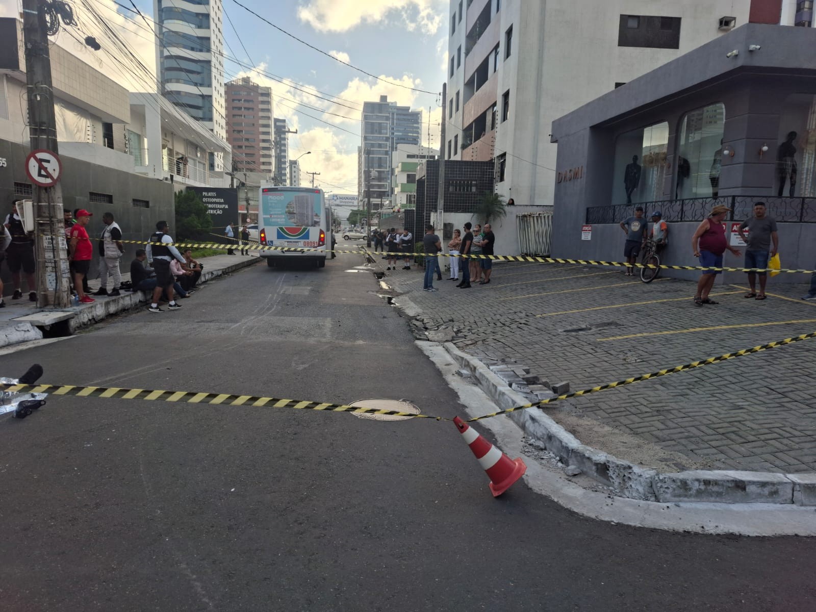Motoboy morre após ser atropelado por ônibus, em João Pessoa