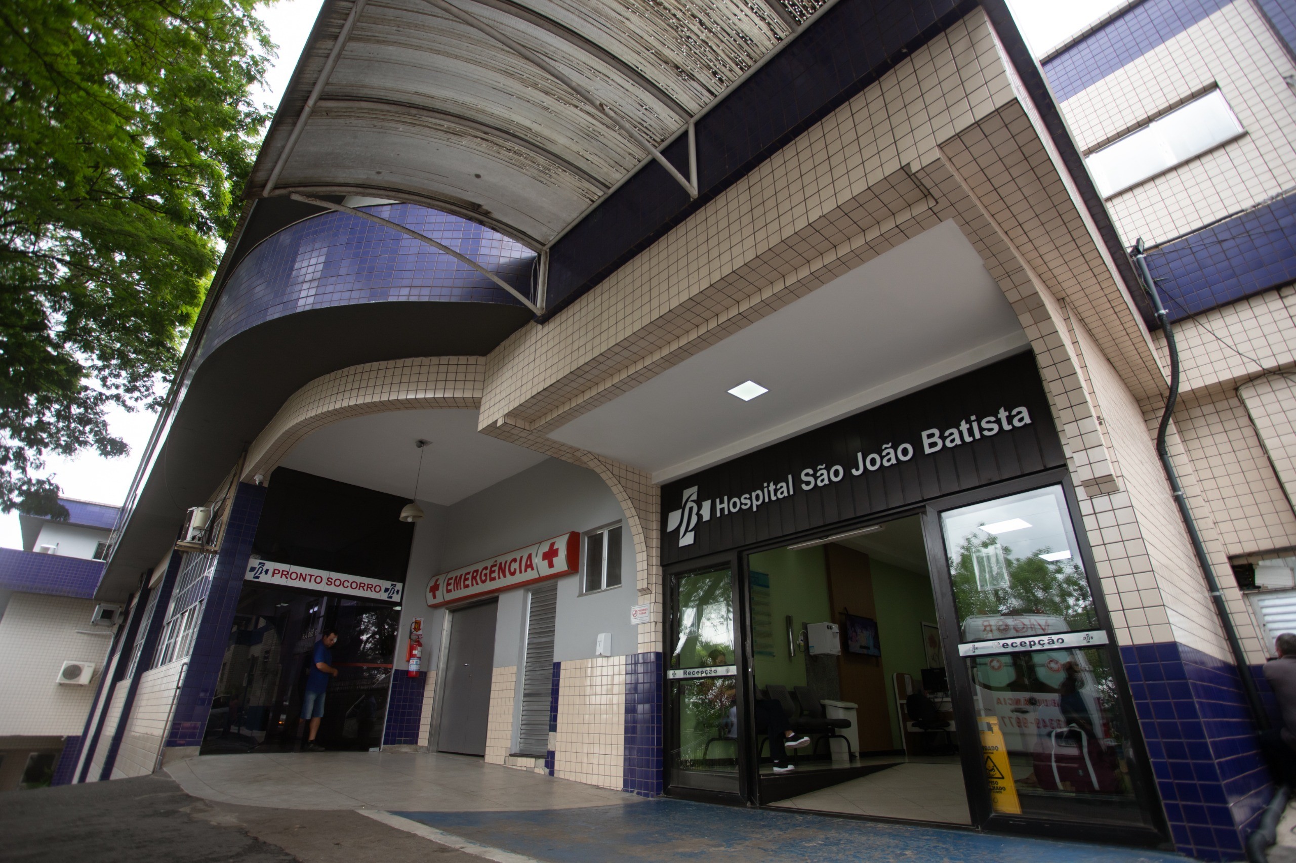 Colisão entre moto e carro deixa dois homens feridos em Volta Redonda