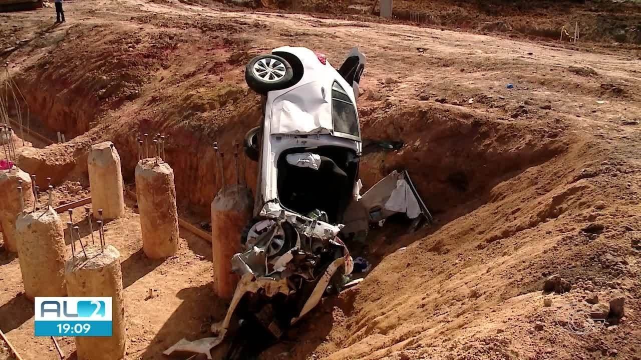 Moradores de Fernão Velho voltavam para casa quando carro caiu em buraco de obra na BR-424, em Marechal Deodoro
