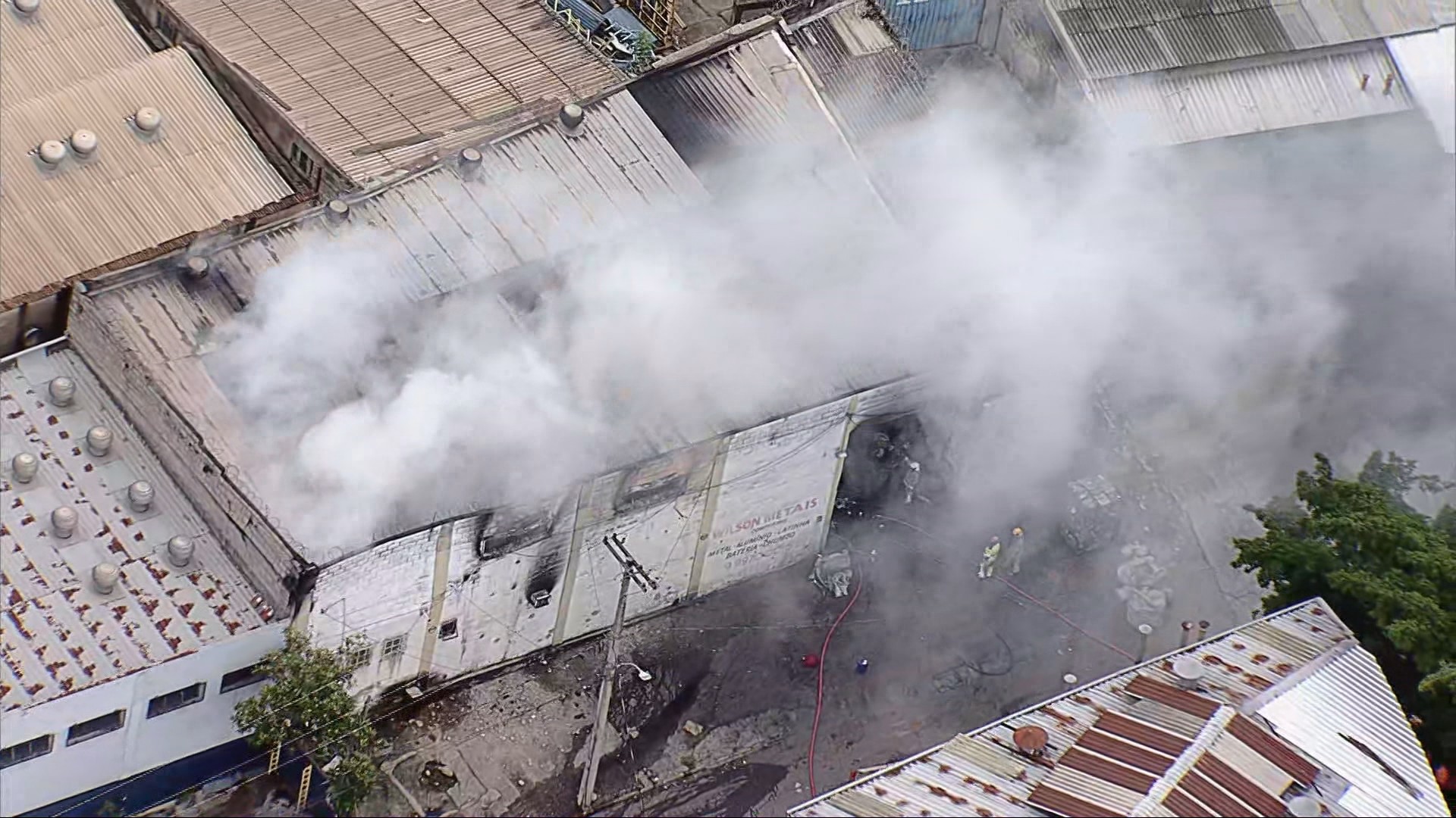 Incêndio de grandes proporções atinge galpão de recicláveis e deixa uma pessoa ferida em BH