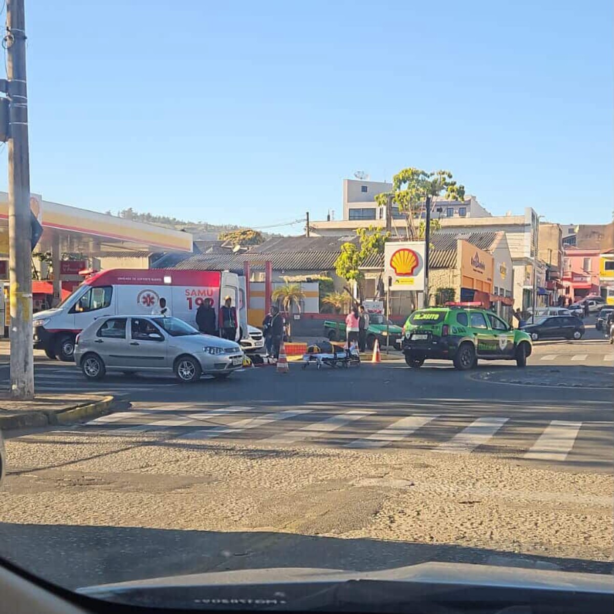 Duas pessoas ficam feridas após motociclista atingir carro em avenida de Amparo