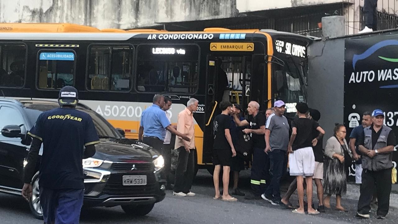 Ônibus bate em muro em Botafogo, na Zona Sul do Rio, e deixa 10 feridos