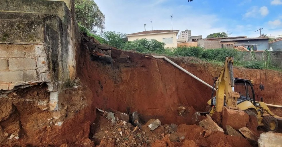 Funcionário público morre soterrado após queda de muro em obra de creche da prefeitura em Muzambinho (MG) — Foto: Divulgação/Corpo de Bombeiros 