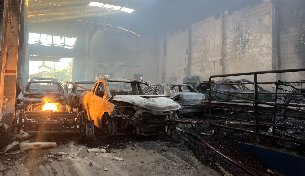 Carros são destruídos pelo fogo após incêndio atingir funilaria em São Sebastião do Paraíso, MG — Foto: Corpo de Bombeiros