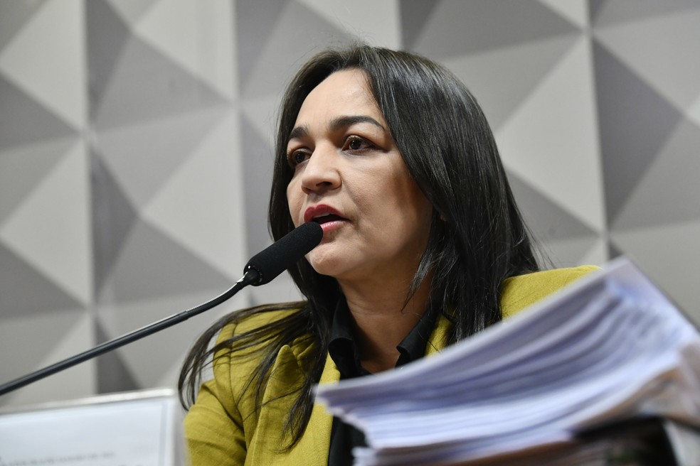 Eliziane Gama lê o relatório final da CPI dos Atos Golpistas — Foto: Geraldo Magela/Agência Senado