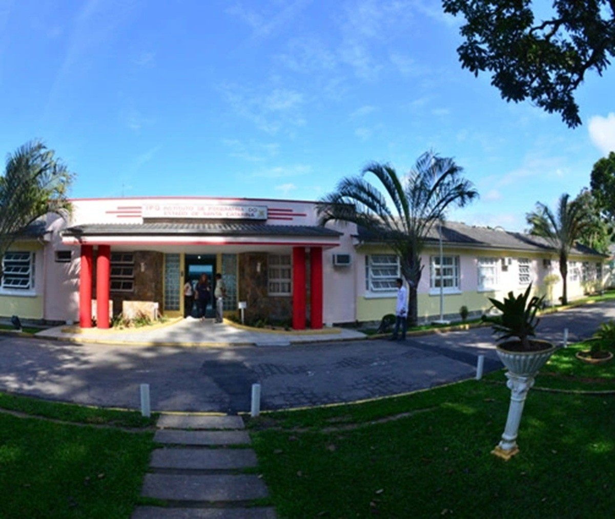 Mulheres fogem de hospital psiquiátrico, roubam carro e são presas após acidente em SC