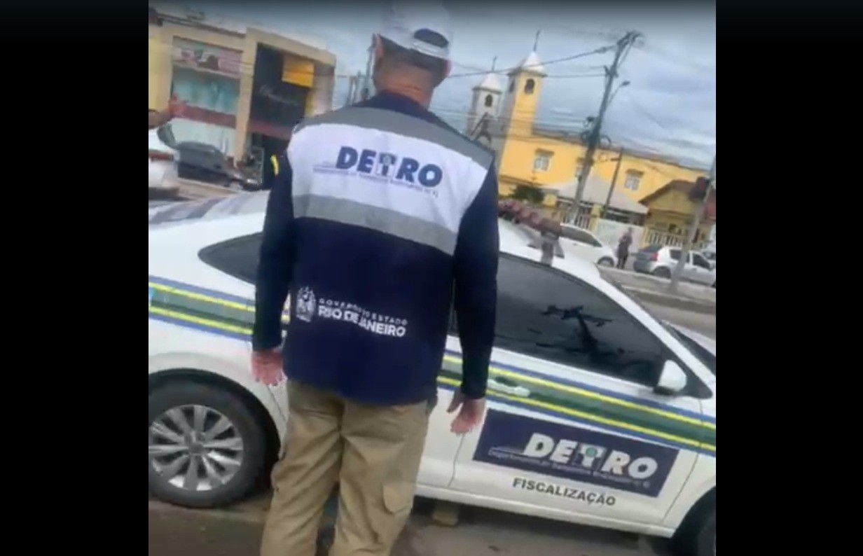 Detro/RJ autua 24 veículos por transporte clandestinos e motoristas fazem manisfestação em Cabo Frio 