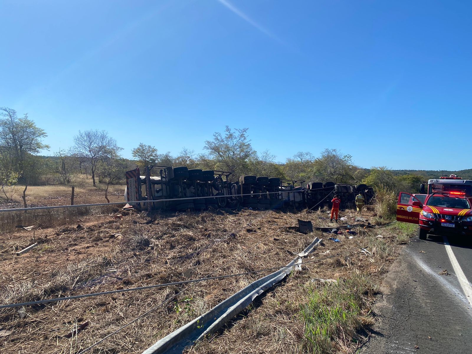 Motorista morre após caminhão tombar na BR-230, em Barão de Grajaú