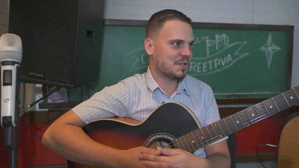 Matheus tocando e cantando em bar — Foto: Reprodução/TV Globo