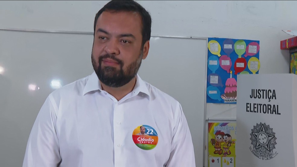 Cláudio Castro (PL) votou acompanhado pela família na Barra da Tijuca, no Rio de Janeiro — Foto: Reprodução/ GloboNews