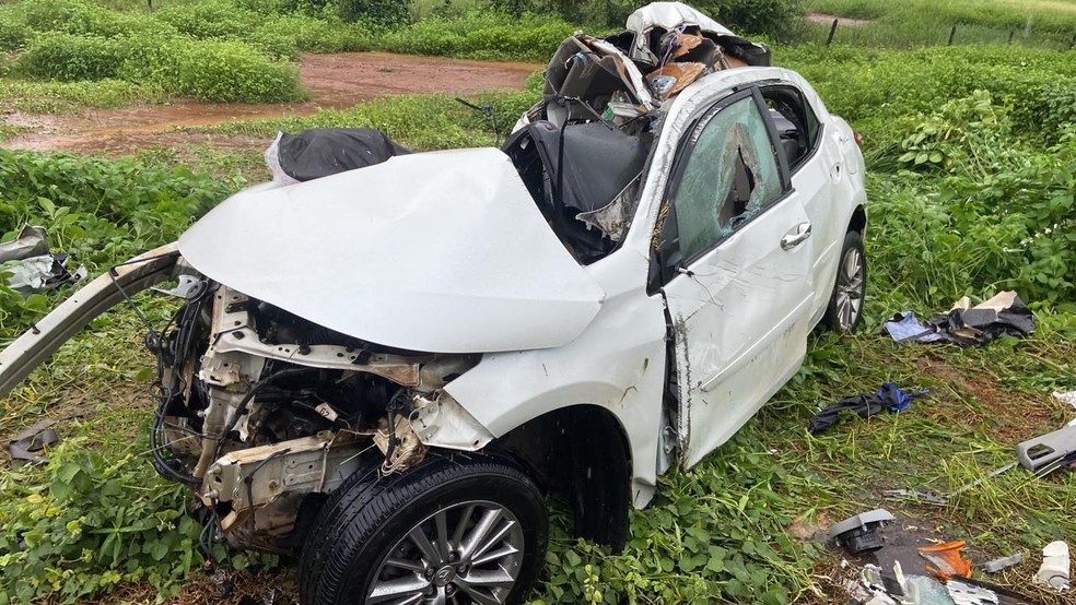 Veículo ficou destruído após o acidente — Foto: Redes sociais