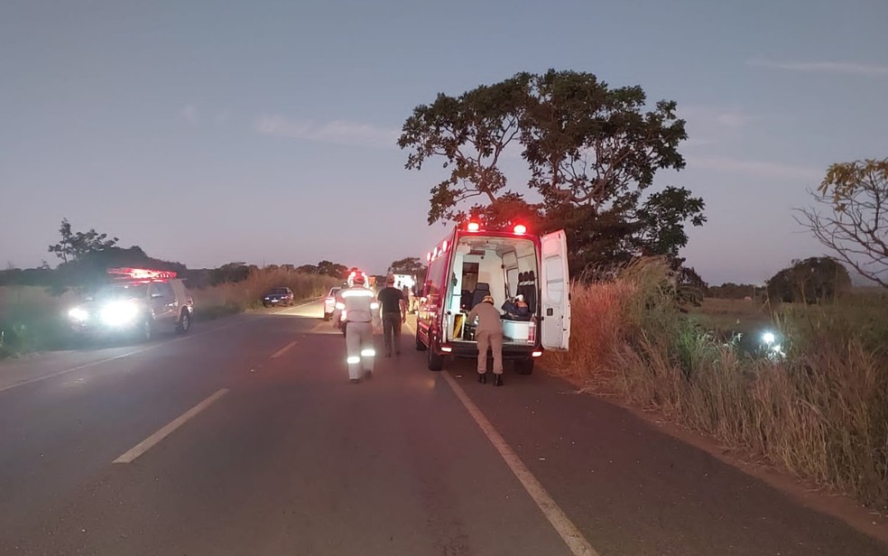 Seis pessoas e uma criana ficaram feridas aps carro sair da pista  capotar na GO-210 entre Goiandira e Catalo  Foto: Divulgao/Bombeiros