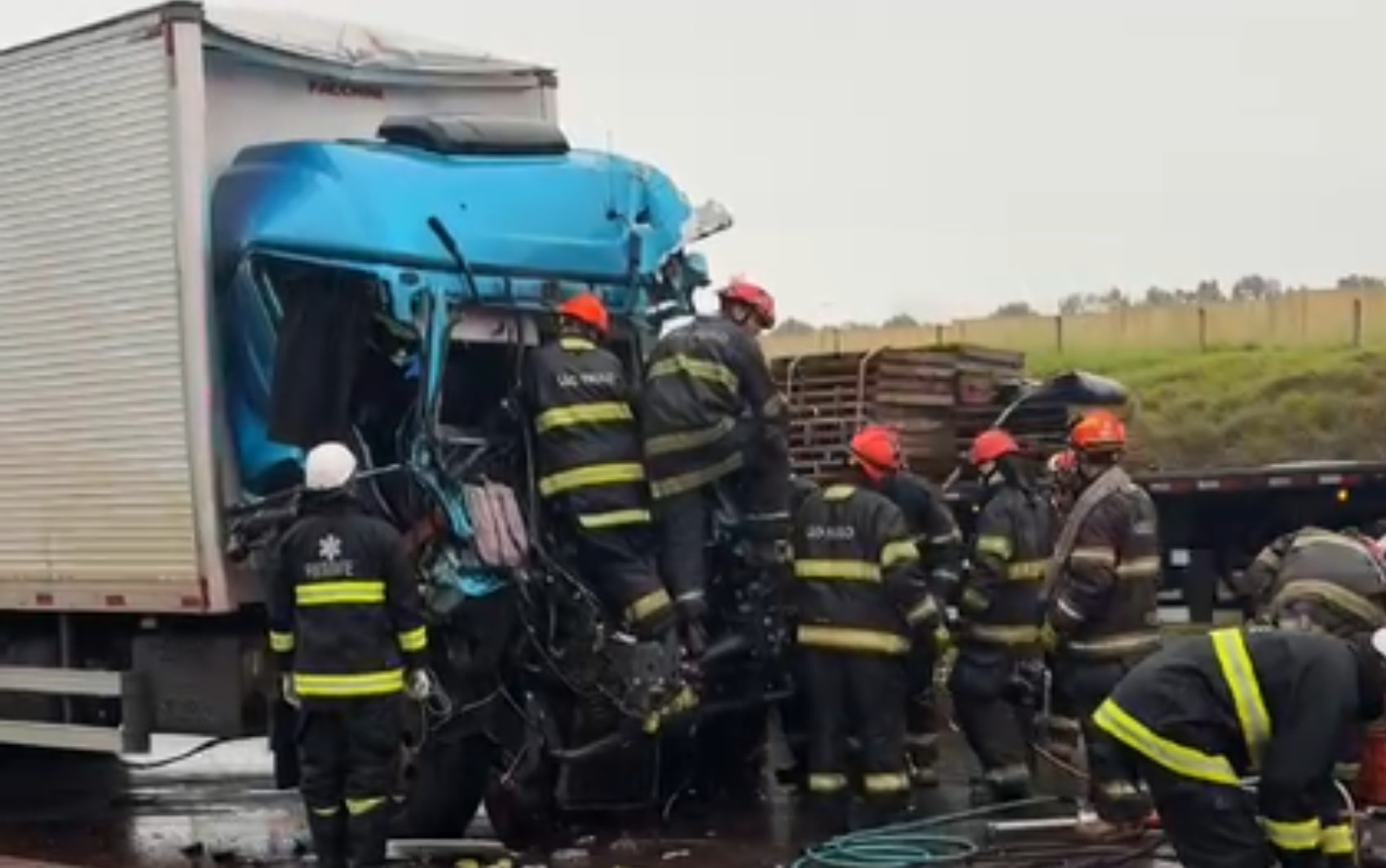 Colisão entre caminhões deixa motorista ferido em rodovia próximo a Brodowski, SP