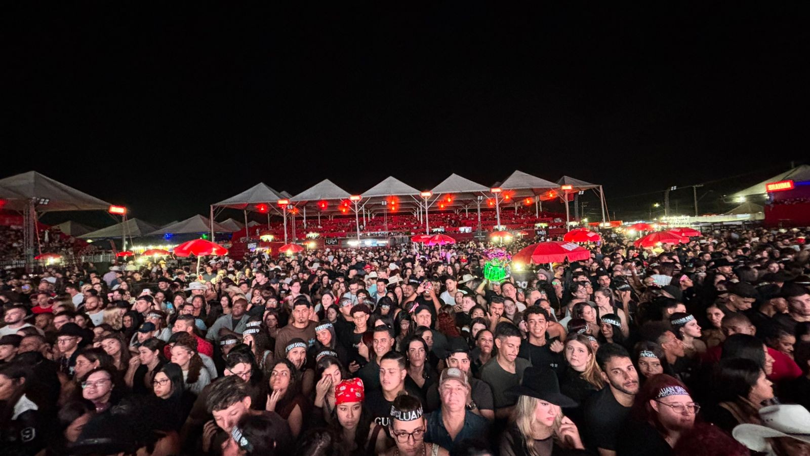 Fãs aguardam chegada de Luan Santana ao palco do Limeira Rodeo Music 2026 — Foto: Thomaz Marostegan/g1