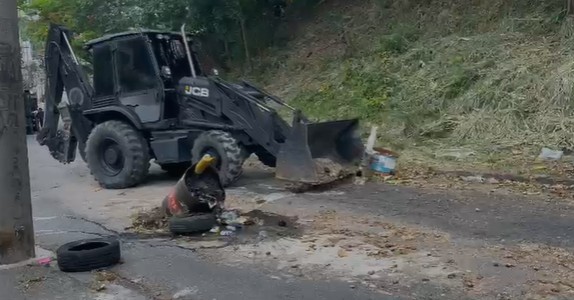 PM retira barricadas no Morro do Dendê; 3 são presos 