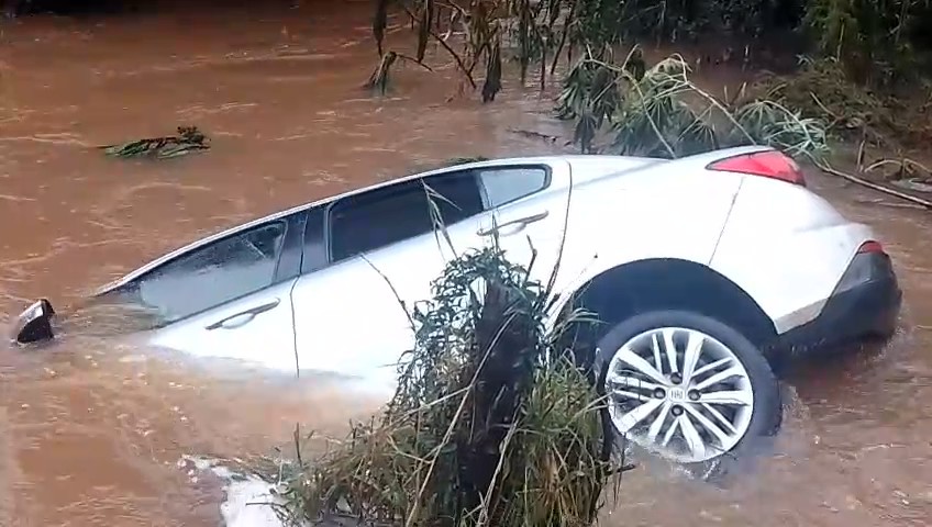Três carros caem em rio ao cruzar ponte no Norte do RS em intervalo de uma hora após festa junina, dizem bombeiros