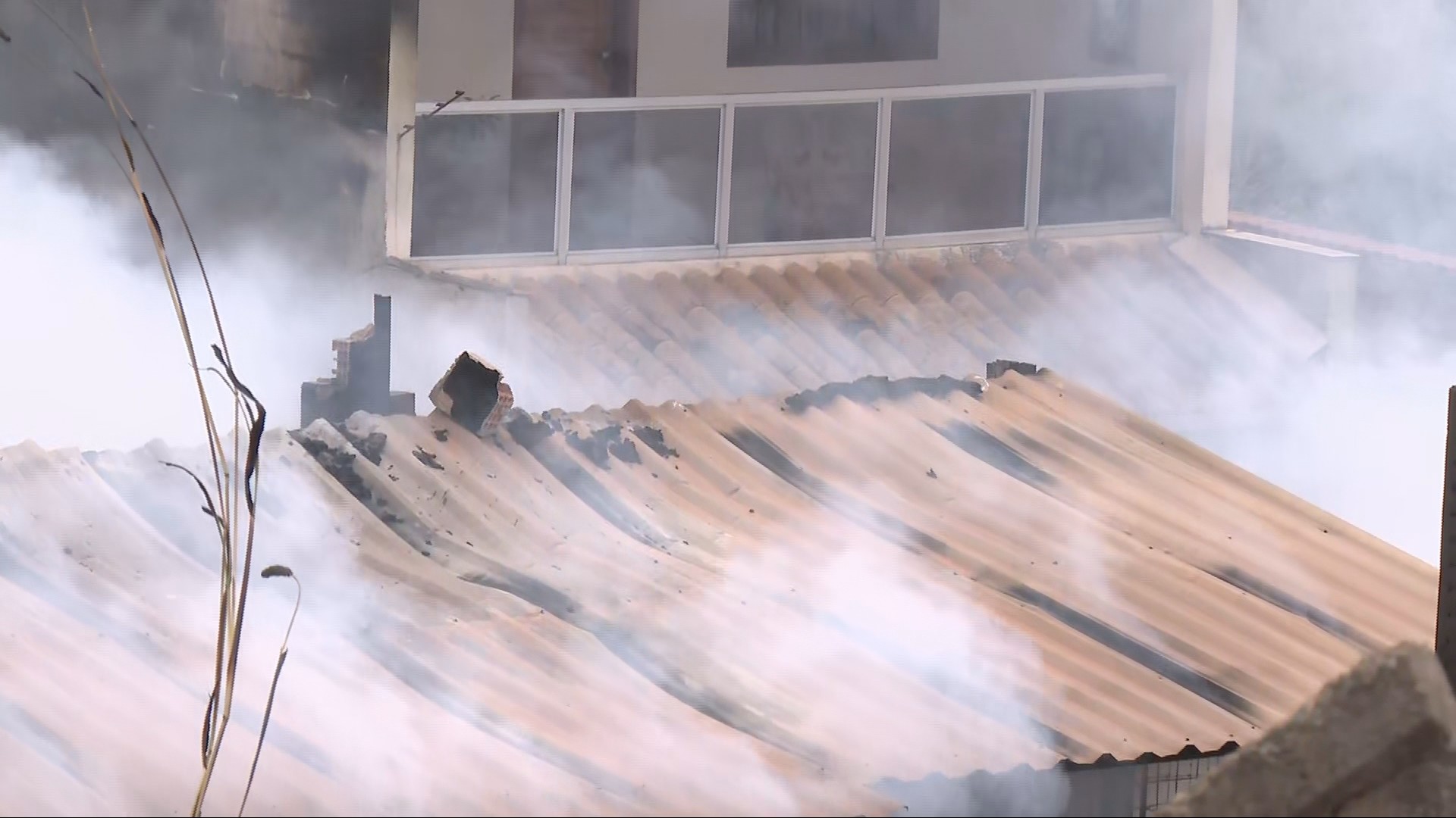 Incêndio destrói galpão em Contagem e fumaça intensa assusta moradores