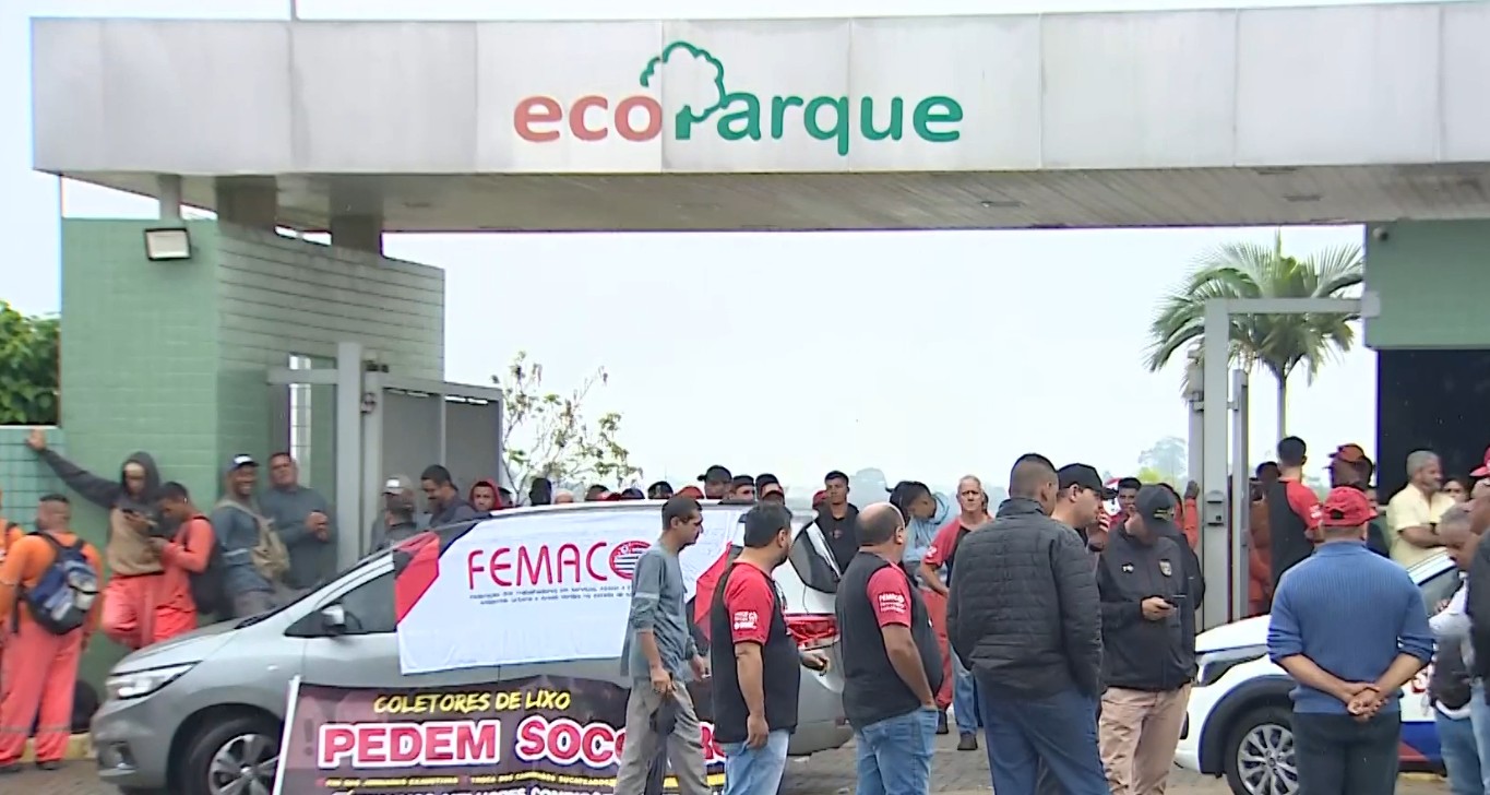 Coletores de lixo mantêm greve pelo segundo dia, em Jacareí, SP