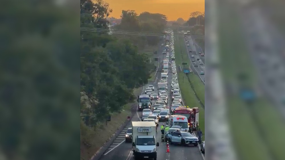 São José do Rio Preto - SP: Engavetamento entre três carros deixa feridos e interdita faixa da Rodovia Washington Luís