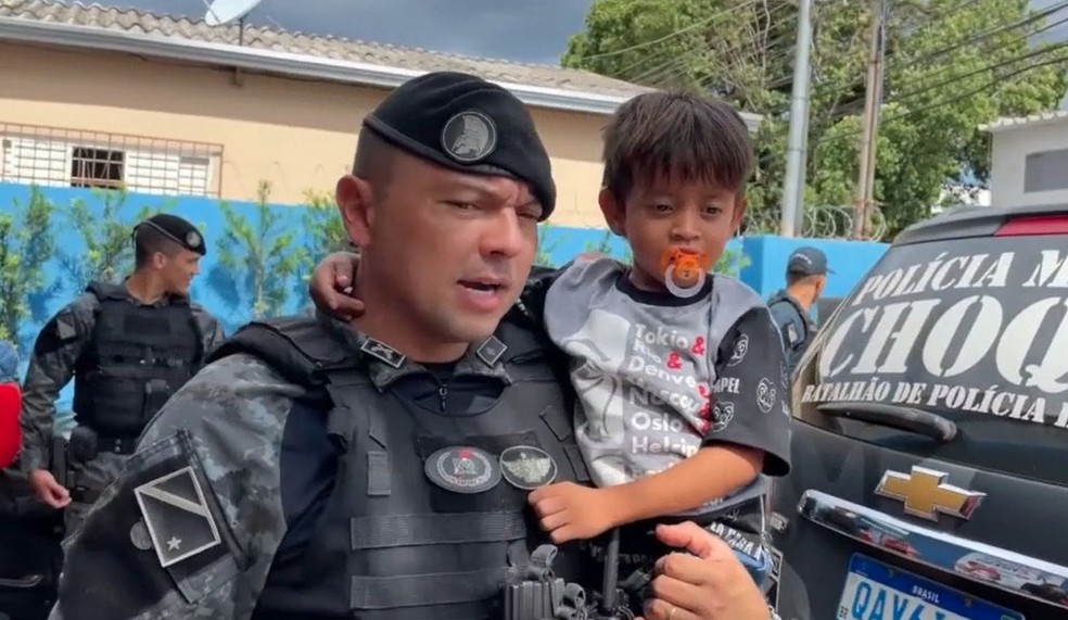 Menino ficou emocionado com a surpresa. — Foto: PMMS/Reprodução