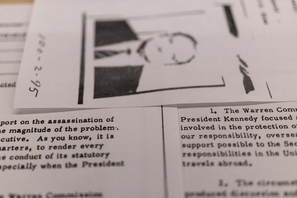 Páginas das investigações do assassinato de John F. Kennedy divulgadas pela gestão Trump após queda do sigilo — Foto: Carlos Barria/Reuters