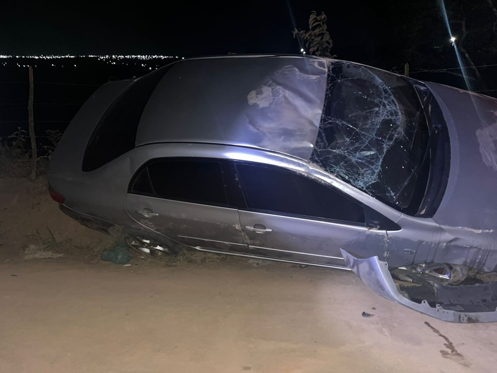 Suspeitos abandonaram carro usado no assalto em Alagoa Nova — Foto: Reprodução/TV Cabo Brranco
