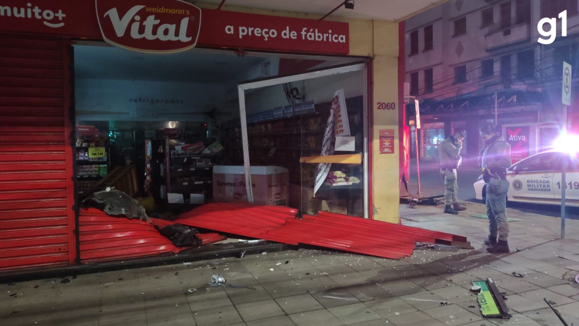VÍDEO: Carro invade calçada e vai parar dentro de padaria em Porto Alegre