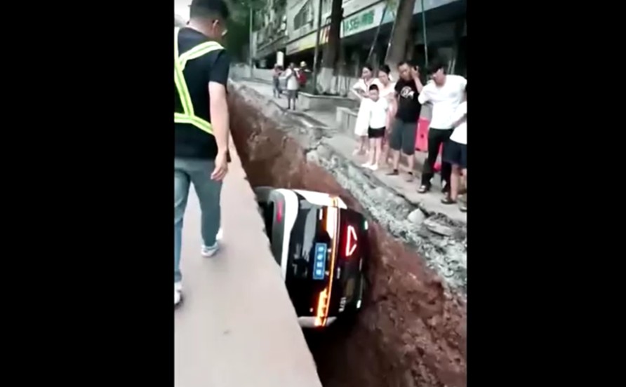 VÍDEO: Veículo autônomo cai em buraco em rua na China, e passageira é resgatada com escada