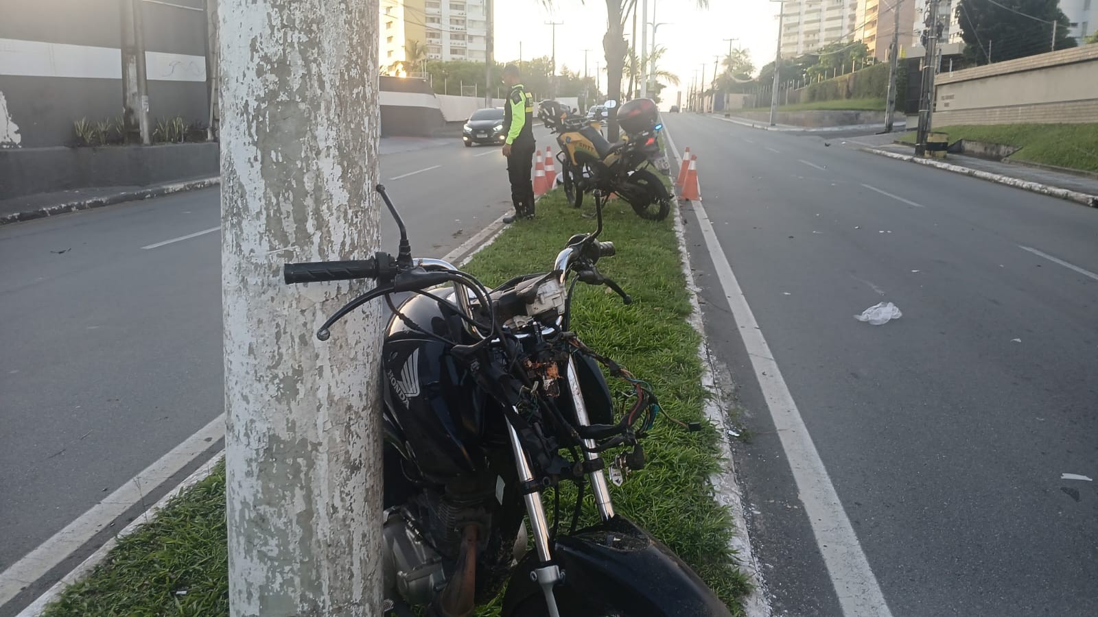 Motociclista morre após perder controle da moto e bater em palmeira na Av. dos Holandeses, em São Luís