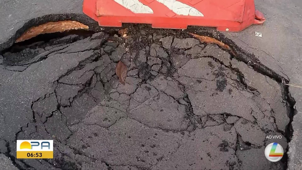 Nova cratera se abre na Av. Independência e obriga motoristas a trafegar na contramão em Ananindeua